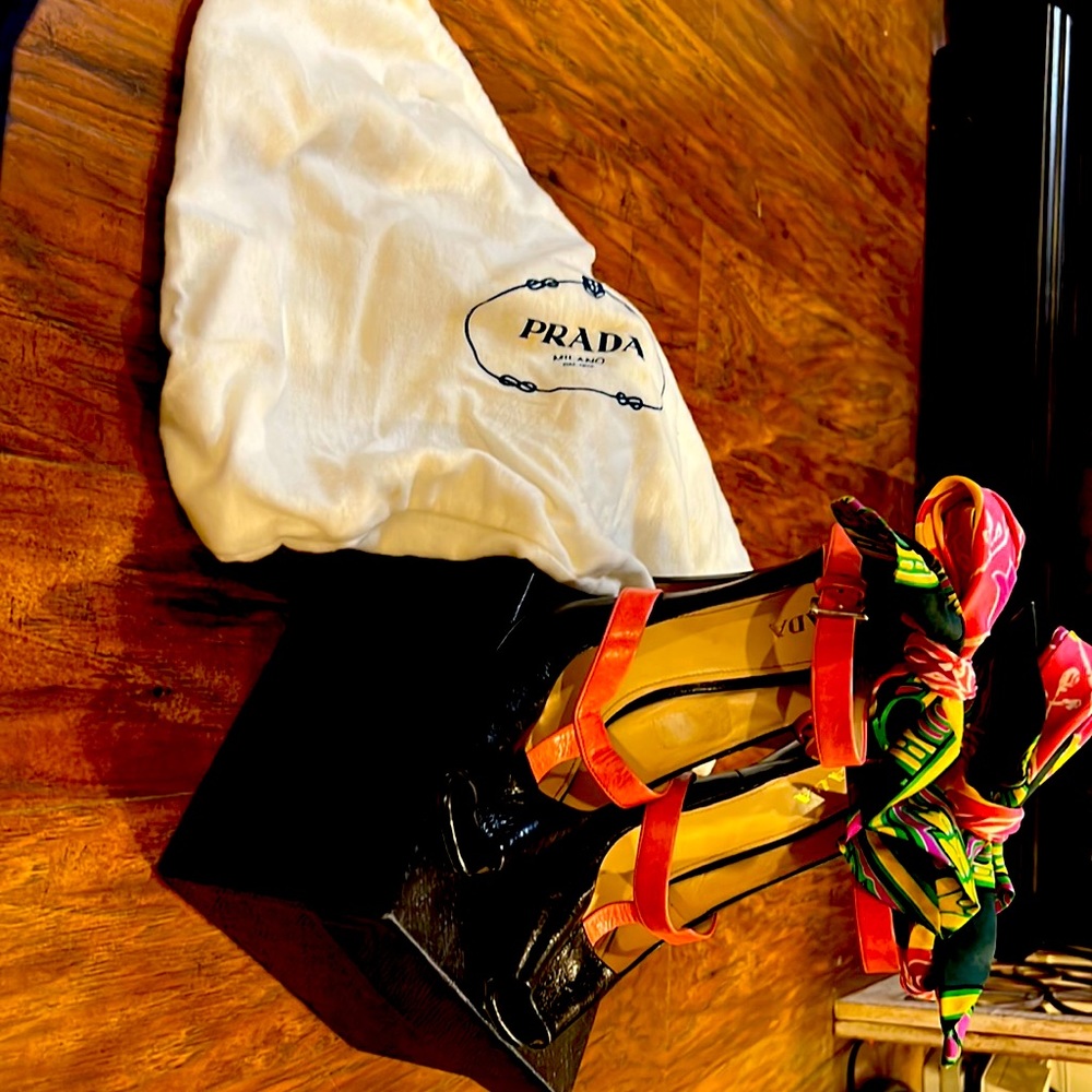 Prada pumps with bow size 39, black with pink trim.Used but very good condition.
